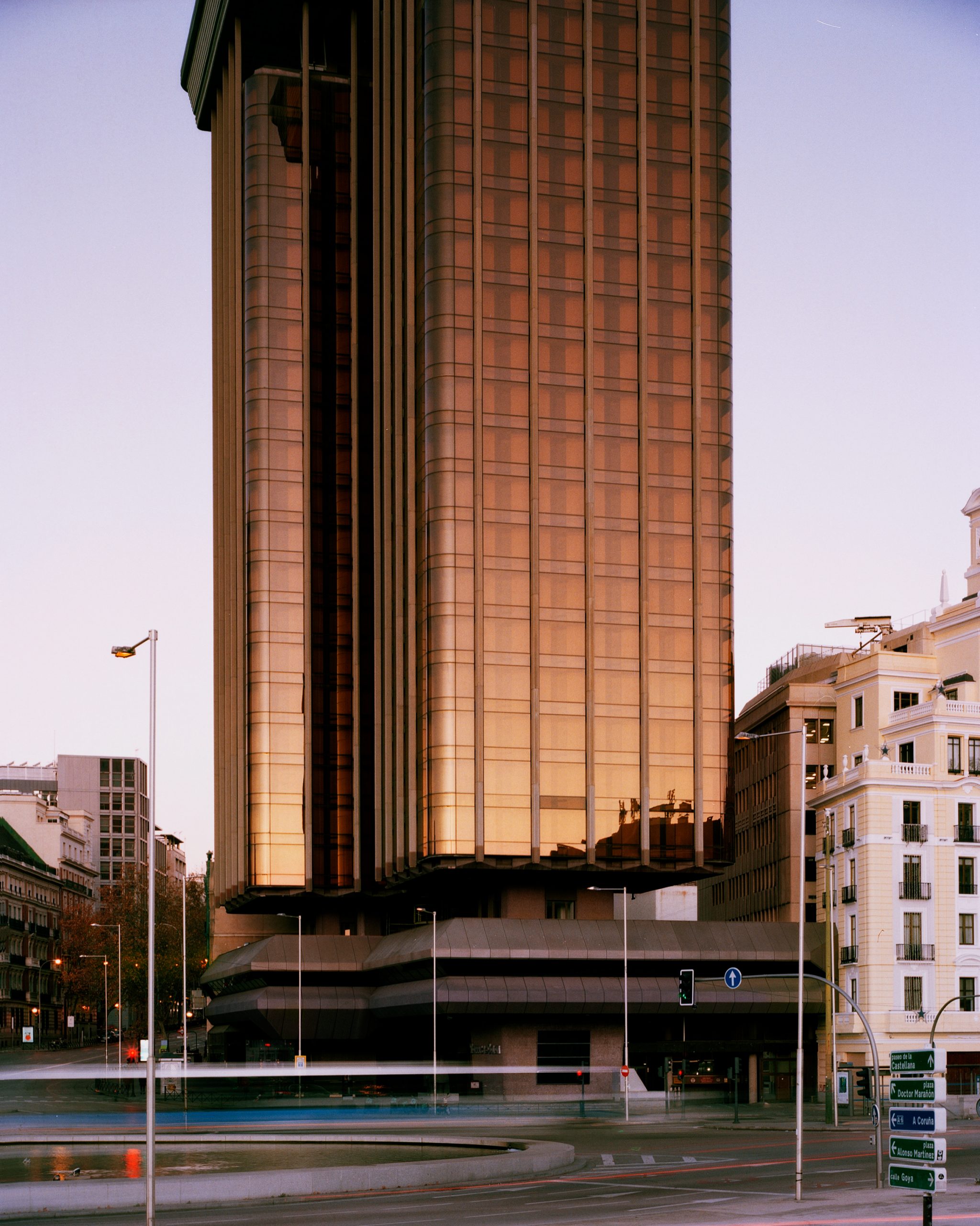 Un Fotógrafo de Arquitectura en Madrid inmortaliza Las Torres de Colón